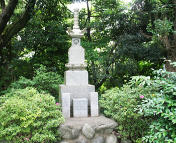 西墓地にあった頃の供養塔